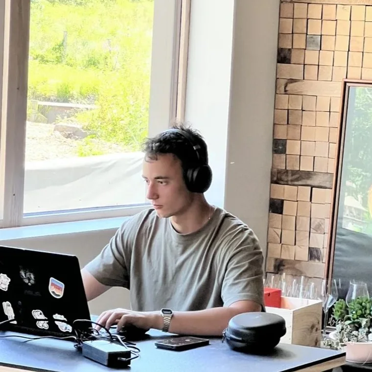 Hugo Bourgeois au travail devant son ordinateur